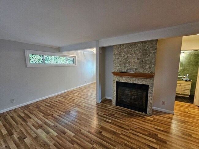 Foto del edificio - Unique FREESTANDING 2 Bed/ 1.5 Bath Townhome in Mountain View