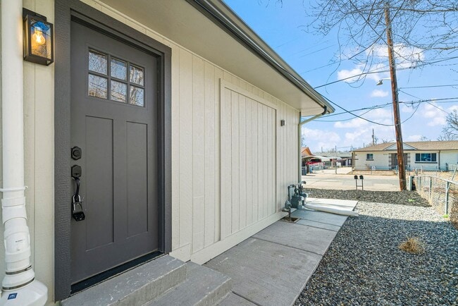Building Photo - Remodeled 2BD, 1BA Apartment in Berkley with Off-Street Parking Spot