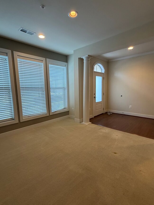 Building Photo - 4 LEVEL TOWNHOUSE WITH 2 CAR GARAGE, WALKING DISTANCE TO DOWNTOWN CROWN