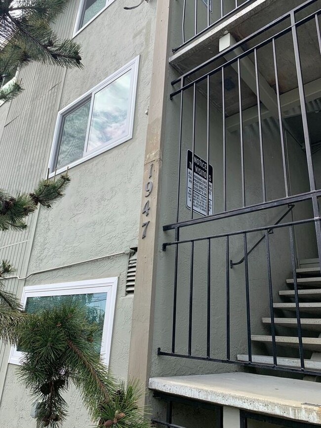Building Photo - Completely Remodeled 2 Bedroom AVAILABLE NOW