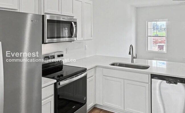 Building Photo - 3 Bed/3 Bath Townhome with Off-Street Parking / Pet-Friendly / Vouchers Accepted / Available Now!