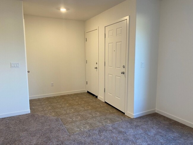 Building Photo - Modern 3-Bedroom, 2-Bath Home with Spaciou...