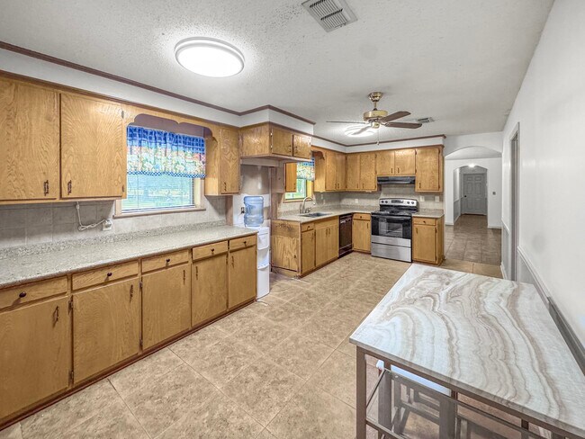 Building Photo - 1080 Pine Cone Ln
