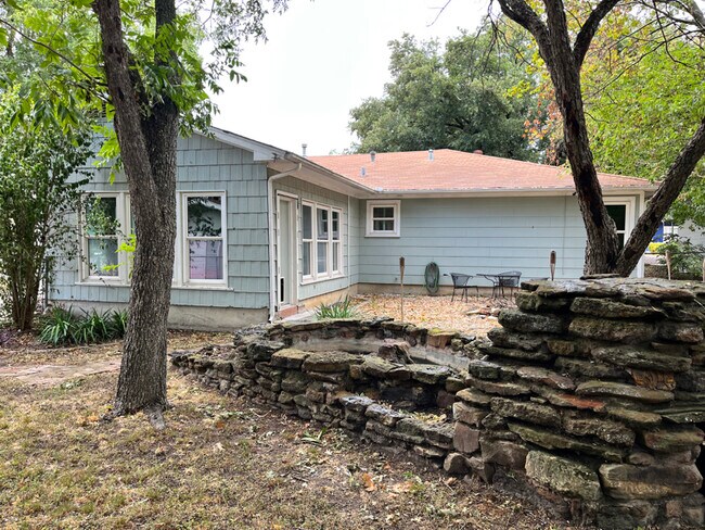 Foto del edificio - 1000 E Walnut St