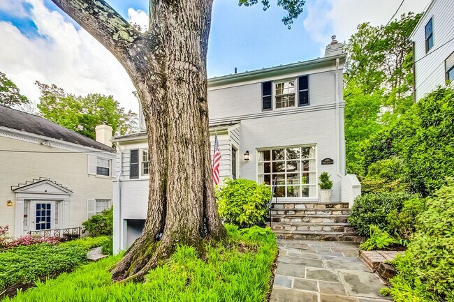 Foto del edificio - COMING SOON - Stunning 4 bed + 2 full & 2 1/2 bath Classic in NW DC