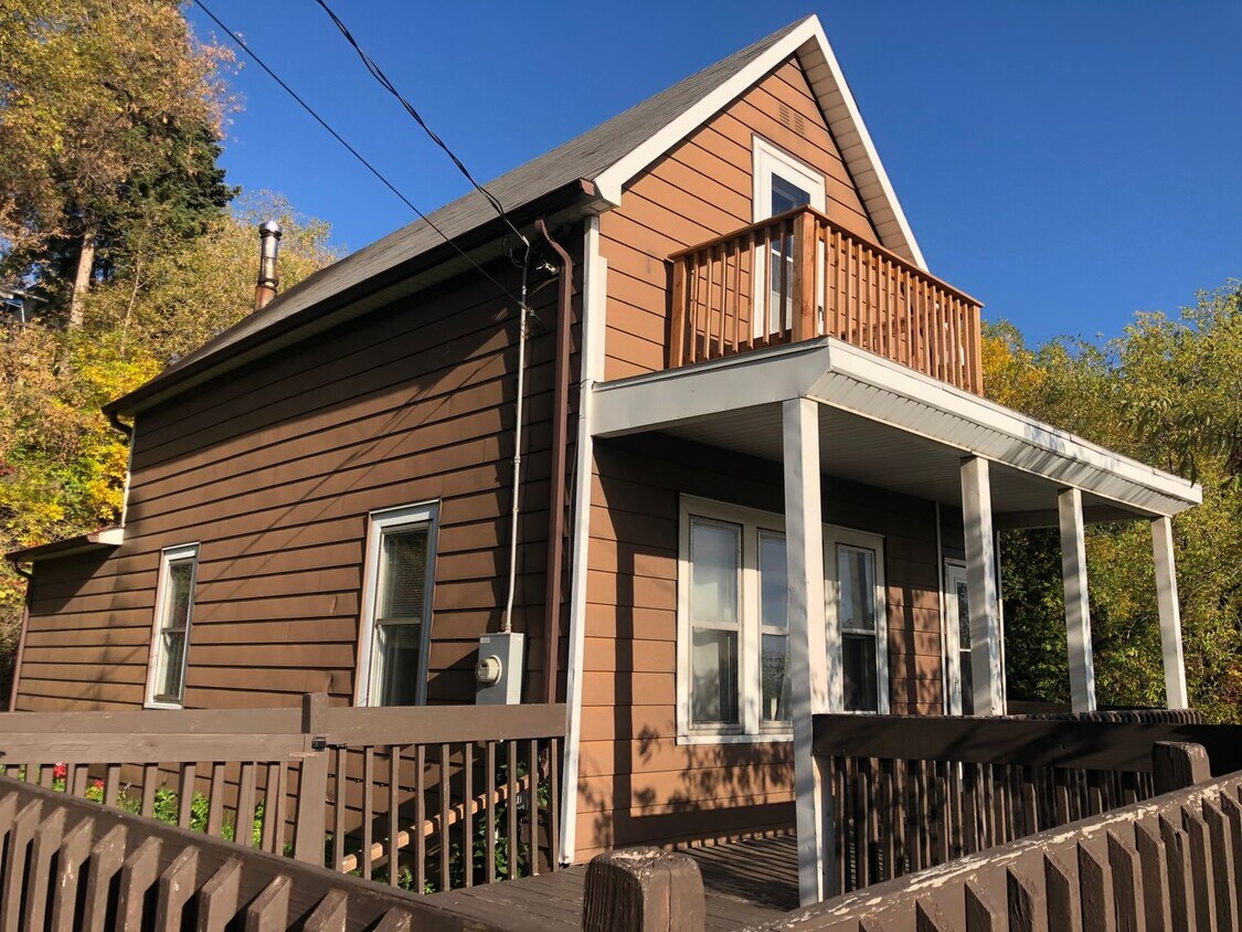 Primary Photo - AVAILABLE AUGUST - 3 Bed 1 Bath Home w/ Ba...