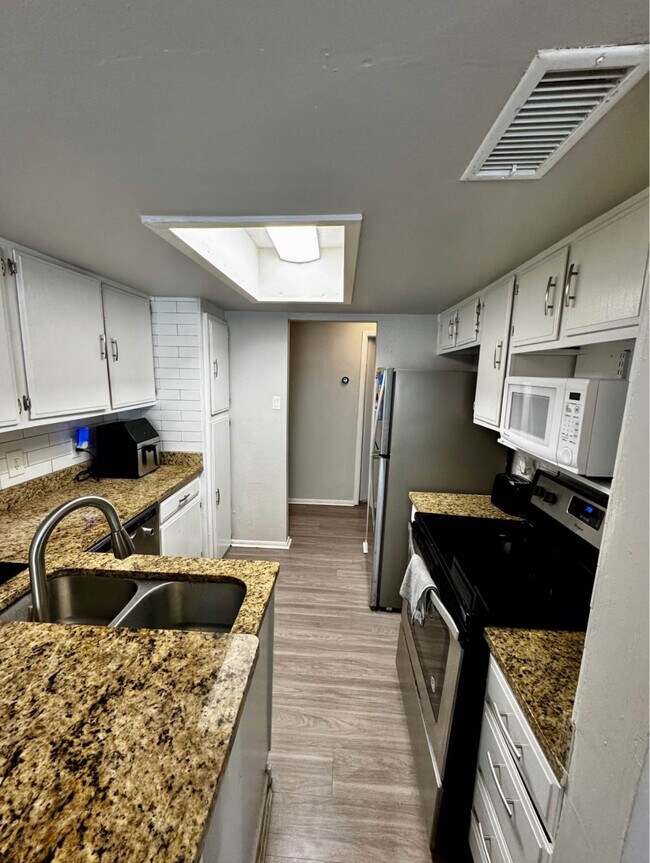 Foto del edificio - 6646 E Lovers Ln