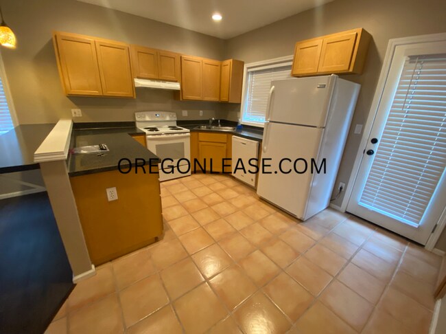 Building Photo - 2 bed 2 bath South Eugene Townhome