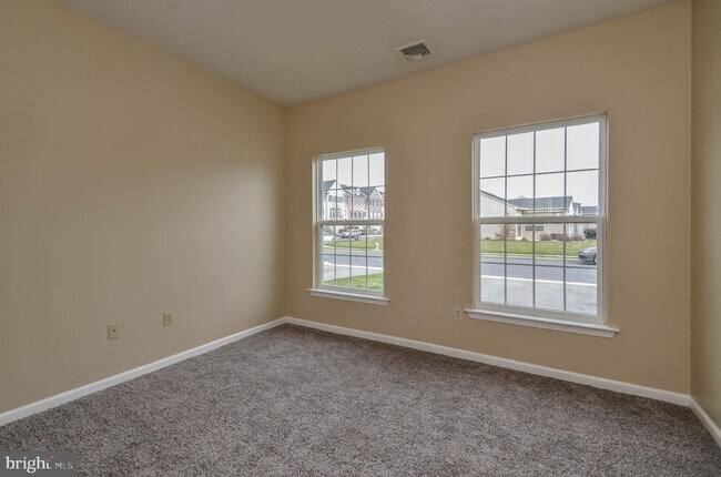 Building Photo - 213 Huntington Ln