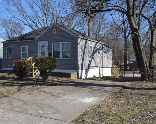 Building Photo - Coming Soon! 2 bed 1 bath in St. Ann