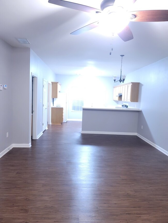 Building Photo - Two Bedroom Oakwood Townhome
