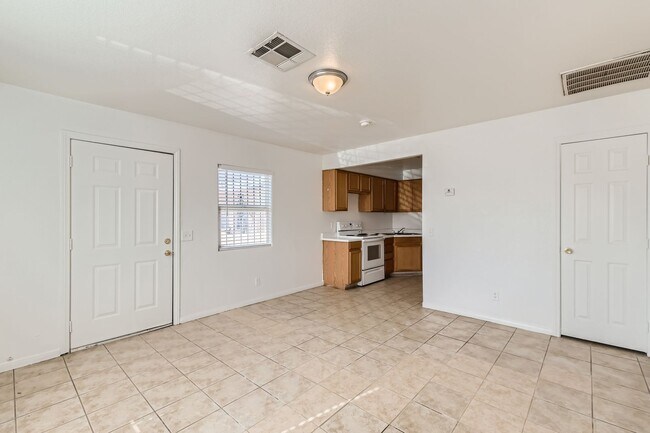 Building Photo - 1 Bedroom Unit with Gated Parking!