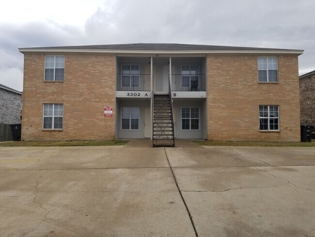 Building Photo - 3302 Barcelona Dr