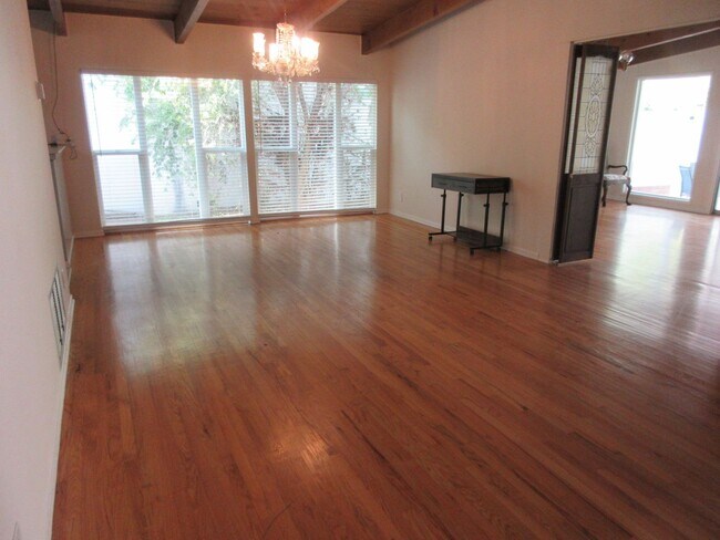 Foto del edificio - 13235 Cumpston St