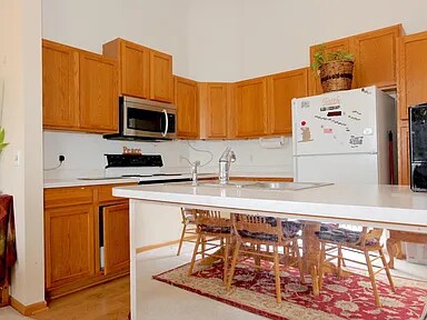 Foto del edificio - Bright and spacious end unit townhome in A...