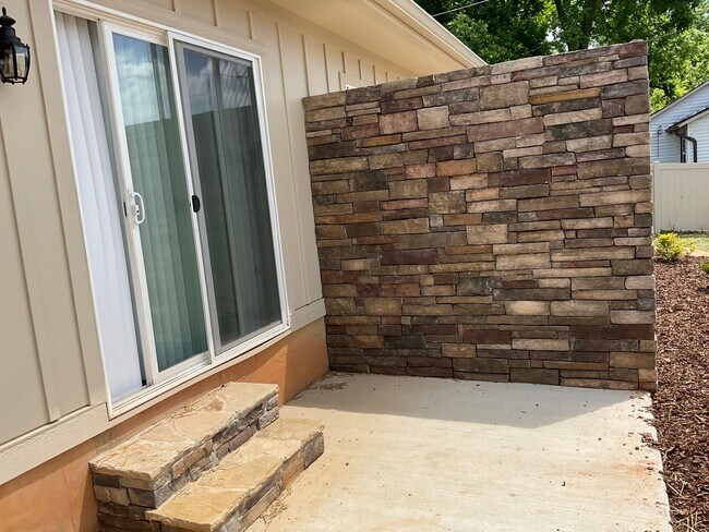 Building Photo - Court Square Town Home Duplex Apartment wi...