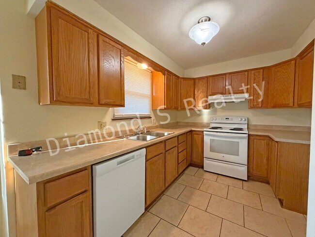 Building Photo - Charming 3 bedroom Home near Hwy 65 and Ch...