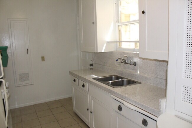 Foto del edificio - Spacious corner unit in Cortez Hills!