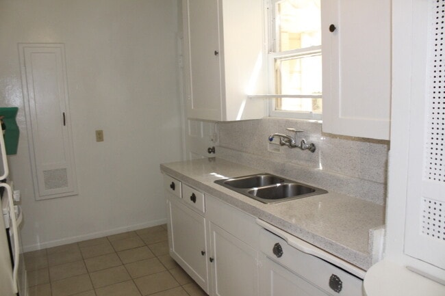 Building Photo - Spacious corner unit in Cortez Hills!