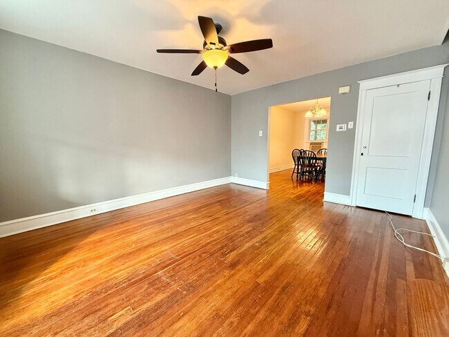 Building Photo - Charming 3-Bedroom Rowhome with Front and ...