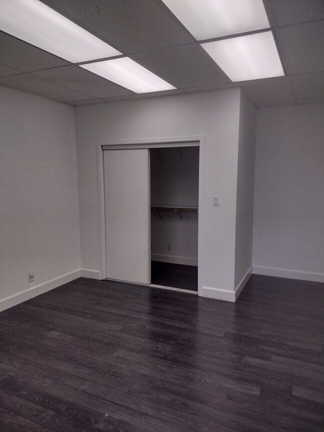 Foto del edificio - 7440 Girard Ave
