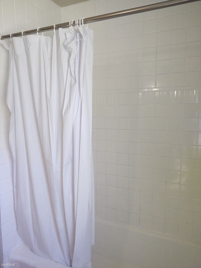 Foto del edificio - 3 br, 1 bath Triplex - 633 4th Street D