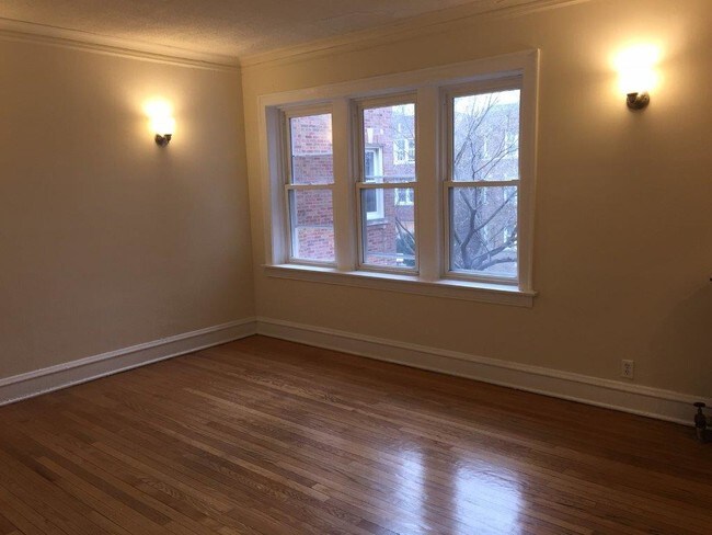 Building Photo - Fantastic 1BR w/Heat!  75th Kenwood