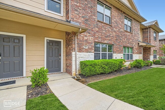 Building Photo - 1349 Lakecrest Ln