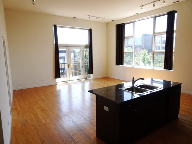 Building Photo - 2409 W North Ave