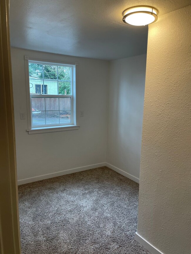 Foto del edificio - 2 Bed / 1 Bath House in Quiet West Salem H...