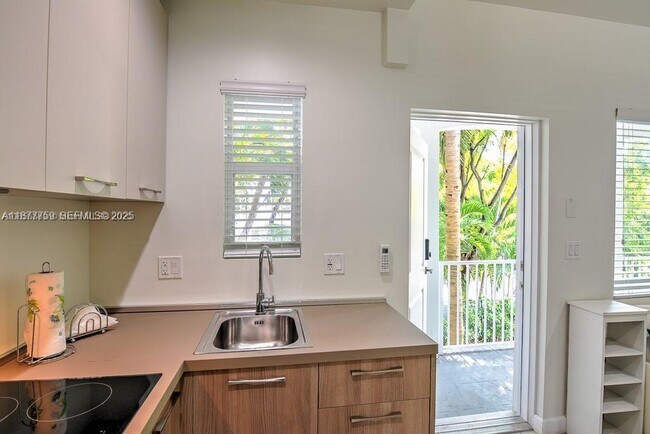 Foto del edificio - 245 NE 33rd St