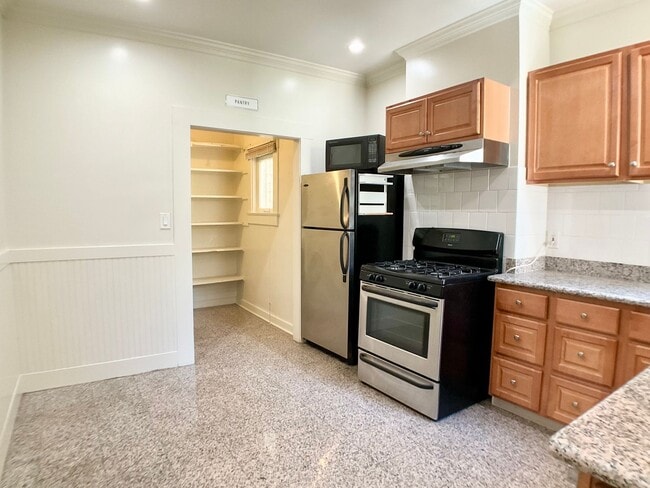 Building Photo - LARGE 3BR In Pac Heights. In-Unit Laundry!...