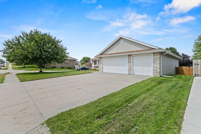 Foto del edificio - Bright 4-Bedroom with Open Layout & Large Finished Lower Level!!