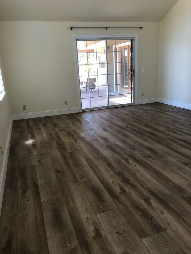 Building Photo - Single Family Home in Oak View!