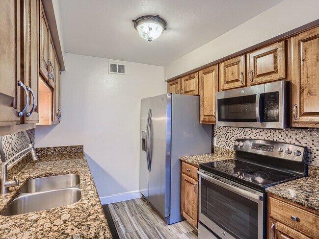 Kitchen - 7665 E Eastman Ave