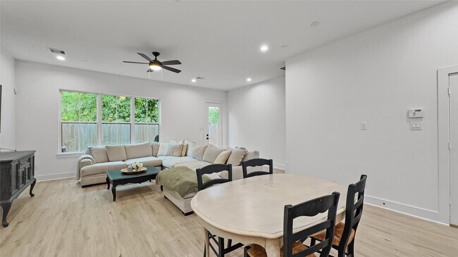 Foto del edificio - 6423 Highland Pine Ln