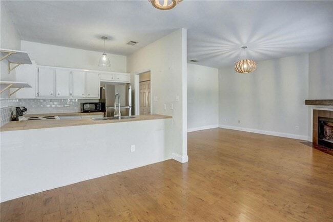 Building Photo - 1610 Waterston Ave