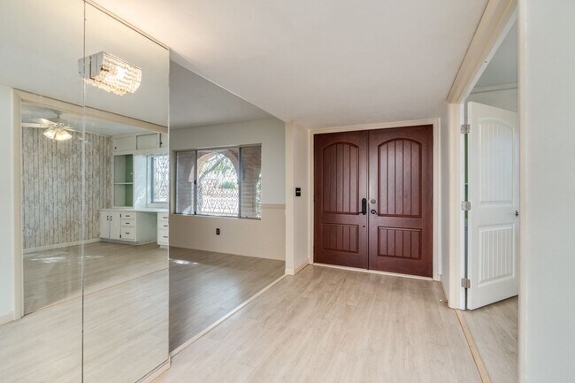 Building Photo - Great East Side Location 4 Bed/2 Bath Home