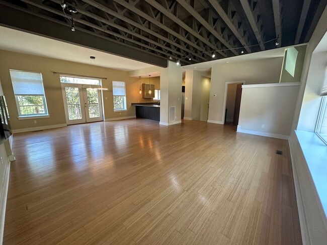 Building Photo - Vertical Loft