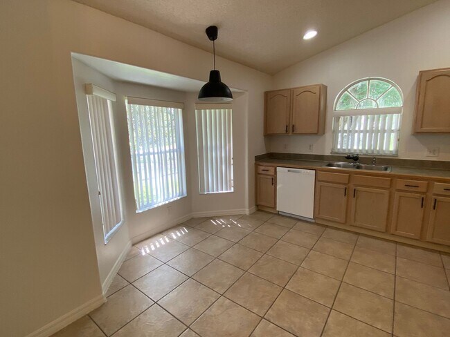 Foto del edificio - Great 4 Bedroom 3 Bathroom Pool Home in Indian Creek