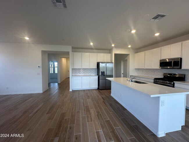 Foto del edificio - 21326 W Roanoke Ave