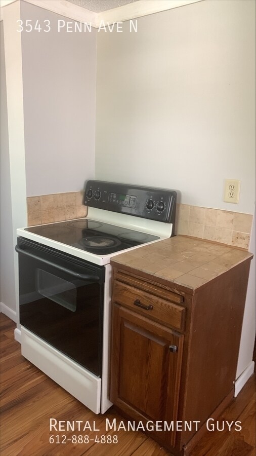 Building Photo - 3 Bedroom 1 bath! Off Street Parking!