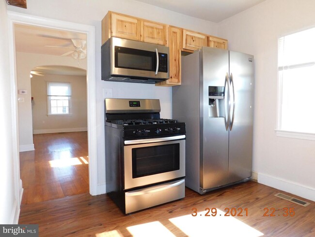 Building Photo - 898 Hilltop Dr