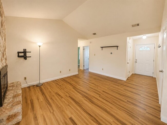 Foto del edificio - 5802 Brook Valley Dr