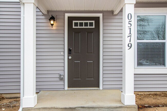 Building Photo - New Condo for Lease in South Haven  availa...