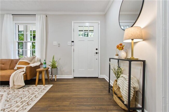 Building Photo - Charming 4-Bedroom Home with Modern Finish...