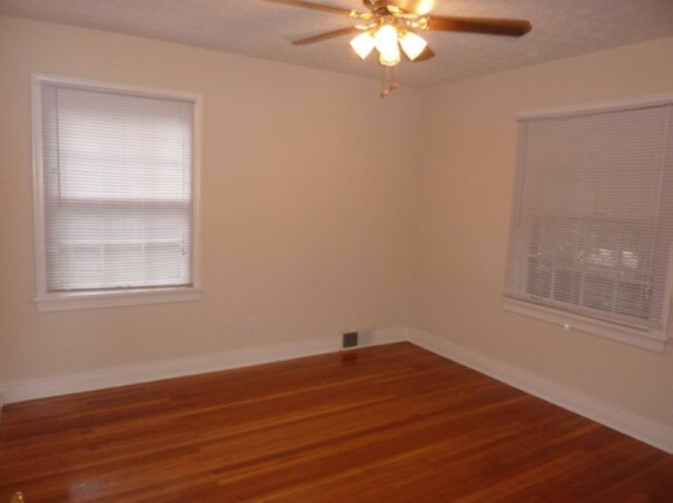 Foto del edificio - 3833 Elmwood Ave