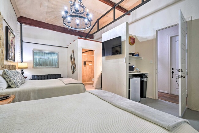 Building Photo - 3704 San Bernardo Ave