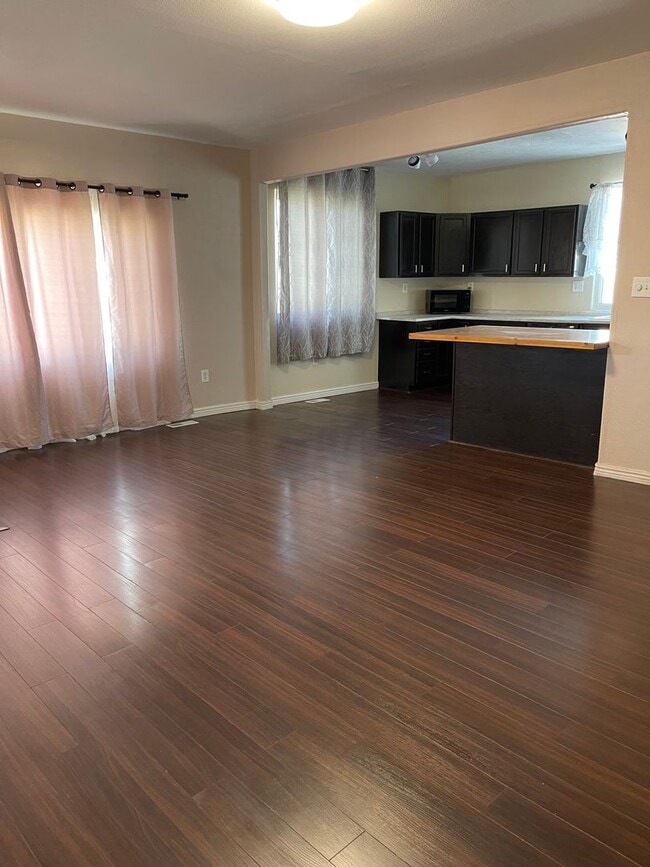 Building Photo - 3 Bedroom 2 Bath home