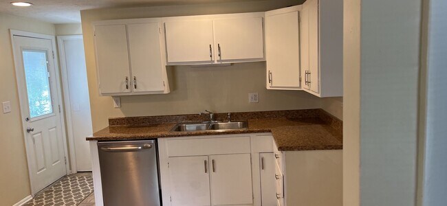 Foto del edificio - 3 bedroom house 5 person occupancy Availab...